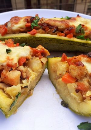 Una foto de Zucchine ripiene di pollo,verdure e formaggio-Zucchini relleno de vegetales Pollo y Queso