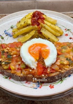 Una foto de Tosta de Pisto Manchego, Huevo plancha & Bastones de Patata al horno