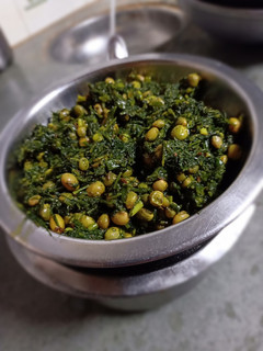 લીલી તુવેર અને સવાની ભાજીનું શાક(Lili tuver, suva bhaji sabji recipe in Gujarati) રેસીપી મુખ્ય ફોટો