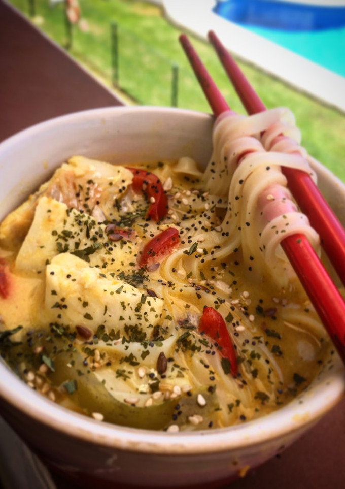Una foto de Sopa curry de fideos de arroz y pescado