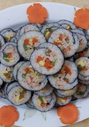 Hình của món Cơm cuộn rong biển.