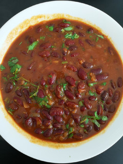 A picture of Kidney beans in pasta sauce.