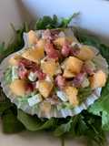 Conchiglia con riso al pesto di rucola, feta, petali di speck e melone
