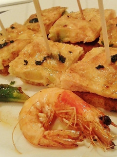 Una foto de Pinchos de tortilla de langostinos con espárragos verdes