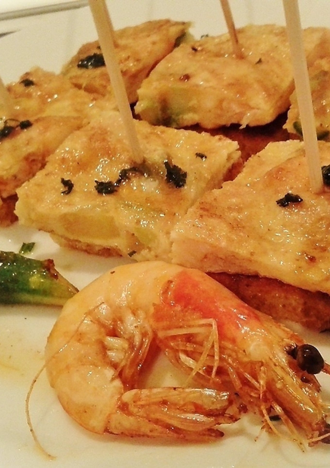 Una foto de Pinchos de tortilla de langostinos con espárragos verdes