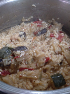 Una foto de Risotto con verduras y pollo