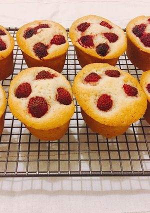 Hình của món Raspberry Friands (Bánh Friand & Quả Mâm Xôi).