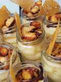 Vasitos de pulpo con puré de patatas revolconas con coral de pimentón