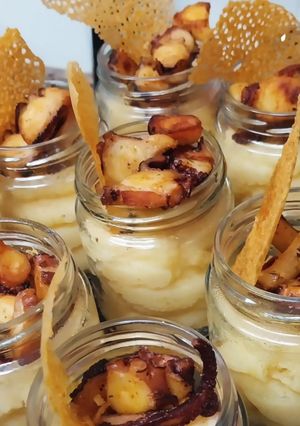 Una foto de Vasitos de pulpo con puré de patatas revolconas con coral de pimentón