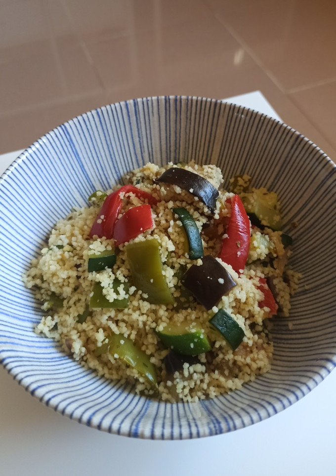 Una foto de Cous cous con verduras