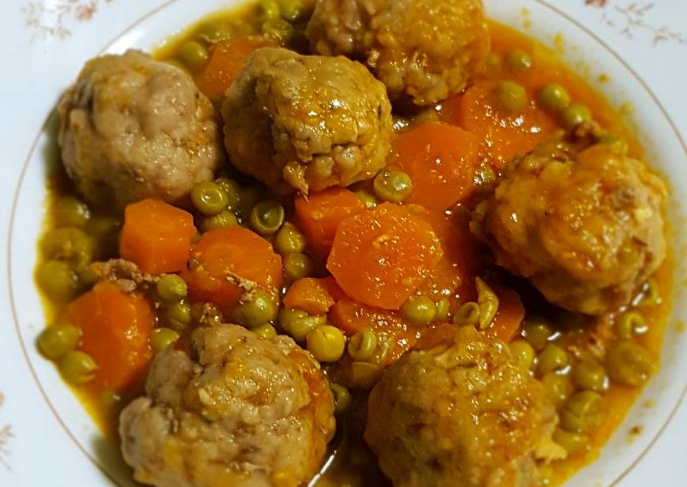 Albóndigas con guisantes y zanahorias en olla rápida