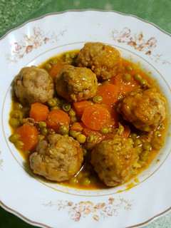 Una foto de Albóndigas con guisantes y zanahorias en olla rápida