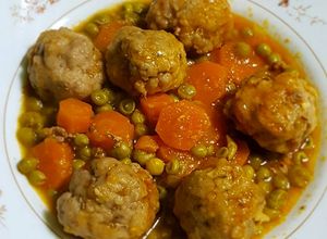 Foto principal de Albóndigas con guisantes y zanahorias en olla rápida