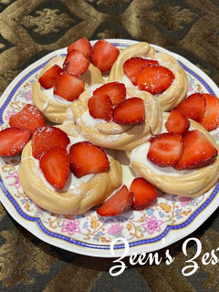 A picture of Mini Pavlovas.