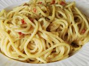 Una foto de pasta con salsa de curry