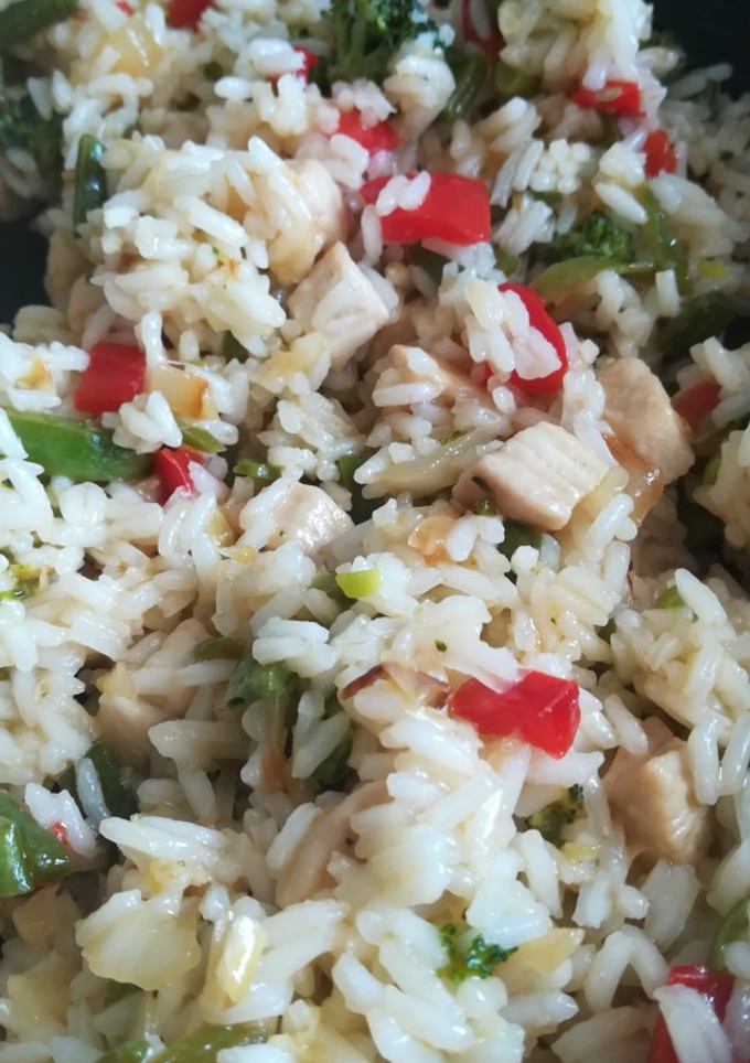 Una foto de Salteado de arroz con salsa teriyaki