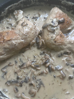 Una foto de Pollo con champiñones