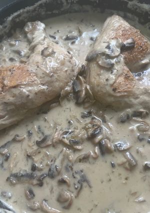 Una foto de Pollo con champiñones