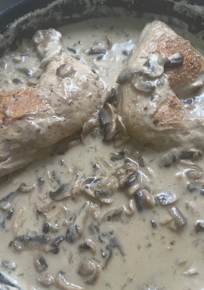 Una foto de Pollo con champiñones