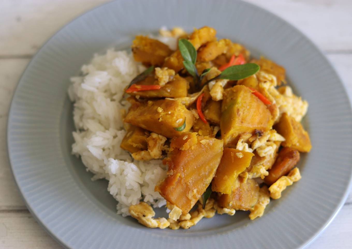 Stir fry pumpkin with garlic and chilli