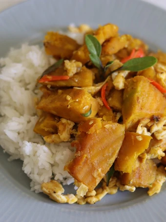 Easy Steps to Prepare Recipes Stir fry pumpkin with garlic and chilli the So Delicious Really Delicious.