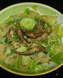 Salad cá cơm chiên giòn