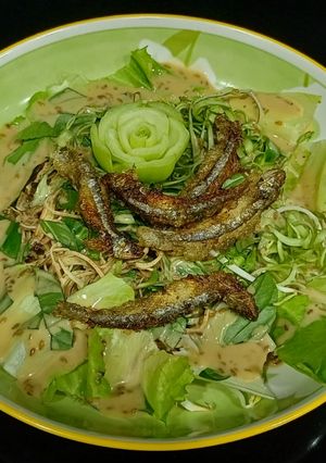Hình của món Salad cá cơm chiên giòn.