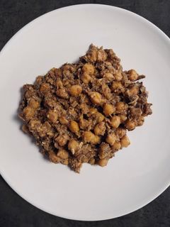 Una foto de Salteado de garbanzos y morcilla