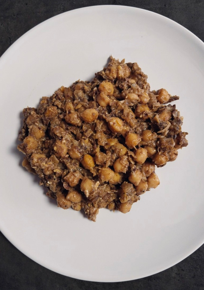 Una foto de Salteado de garbanzos y morcilla