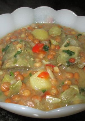 Una foto de Guiso de lentejas con alcachofa y patata