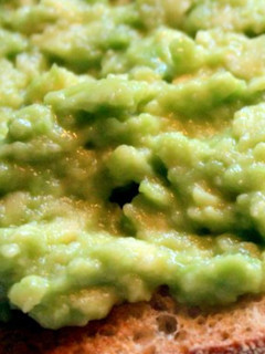 Una foto de Tostadas de aguacate, tomate y ajo