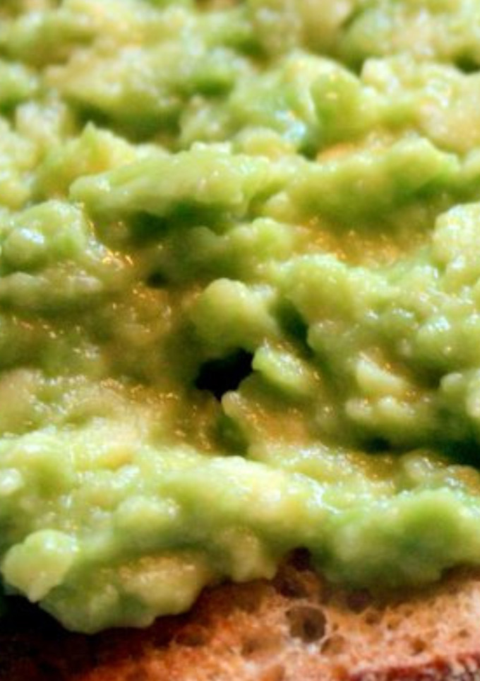 Una foto de Tostadas de aguacate, tomate y ajo