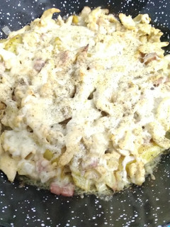 Una foto de Patatas al horno con bacon y pollo