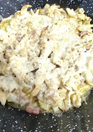 Una foto de Patatas al horno con bacon y pollo