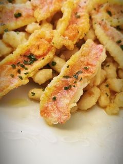 Una foto de Filetes de Salmonetes fritos con Alubias blancas y Tocino ibérico
