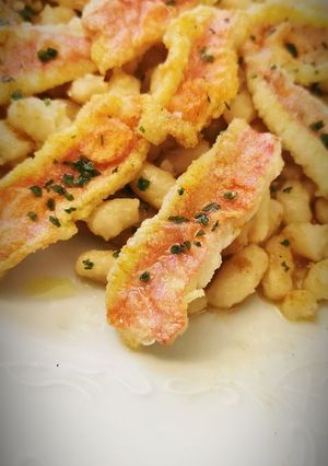 Una foto de Filetes de Salmonetes fritos con Alubias blancas y Tocino ibérico