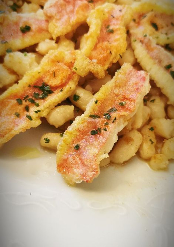 Una foto de Filetes de Salmonetes fritos con Alubias blancas y Tocino ibérico