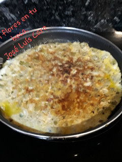 Una foto de Tortilla de borrachets con polvo de flores. Pon flores en tu boca