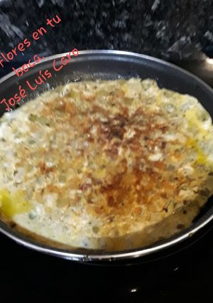 Foto principal de Tortilla de borrachets con polvo de flores. Pon flores en tu boca