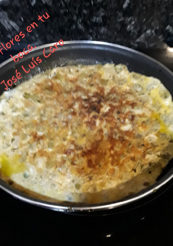 Una foto de Tortilla de borrachets con polvo de flores. Pon flores en tu boca