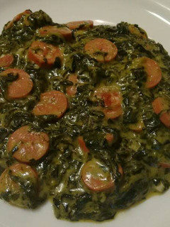 Una foto de Espinacas con salchichas a la crema