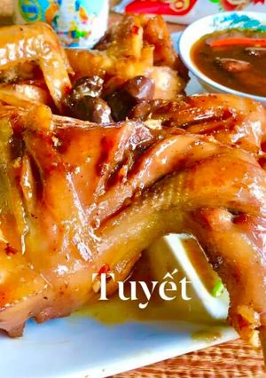 Hình của món Gà đất rô ti chấm bánh mì hoặc ăn với cơm là hết ý.