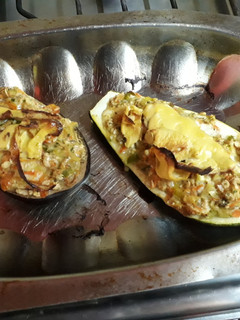 Una foto de Berenjenas y zucchinis rellenos vegetarianos
