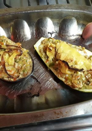 Una foto de Berenjenas y zucchinis rellenos vegetarianos