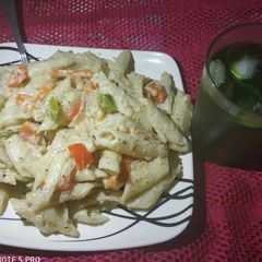 A picture of White sauce pasta.