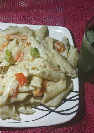 A picture of White sauce pasta.
