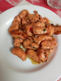 Una foto de Ñoquis de papas al pimentón en salsa de mantequilla