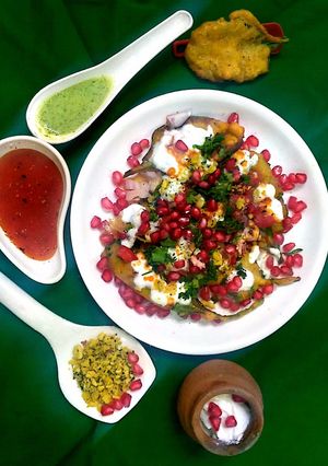 A picture of Spinach pakora chat.