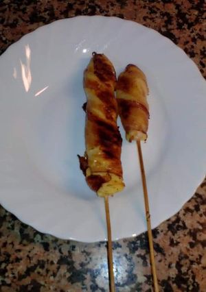 Una foto de Pincho de bacon pollo y patata mmm