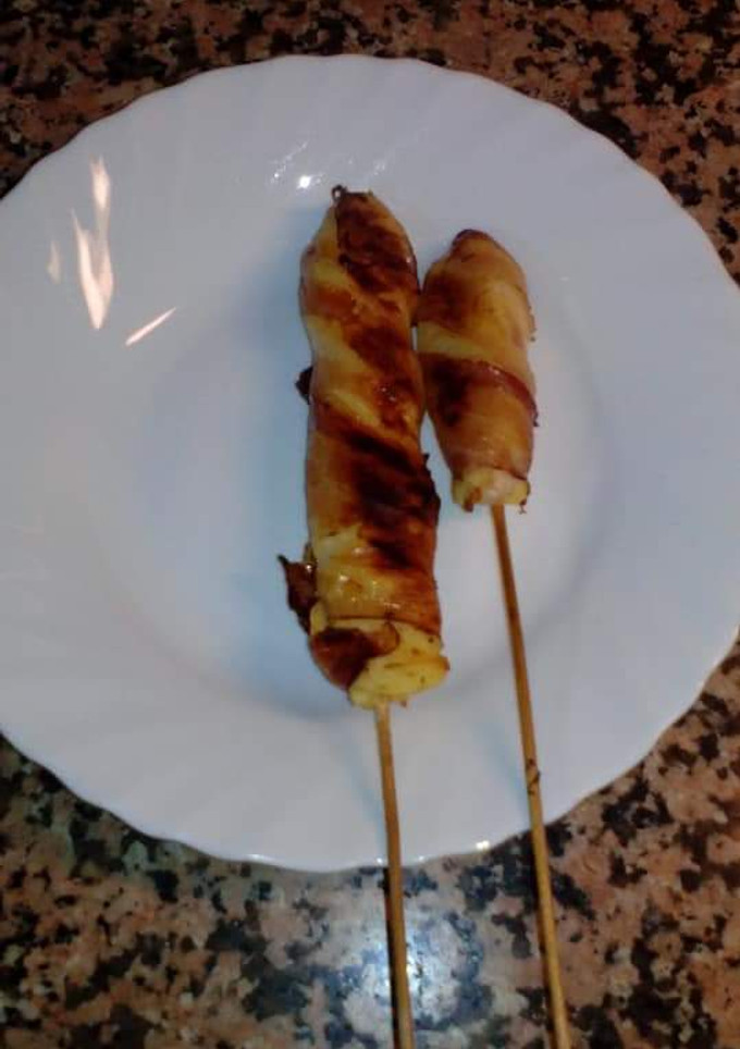 Una foto de Pincho de bacon pollo y patata mmm